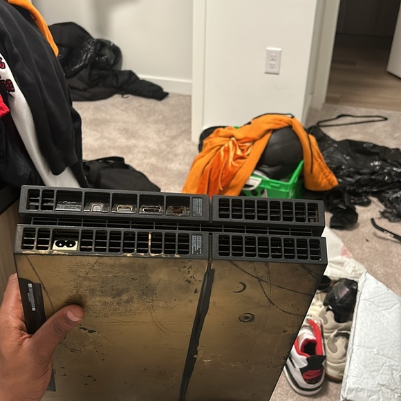 PS4 gold paint spray with two controllers without the cords - Picture 5 of 5